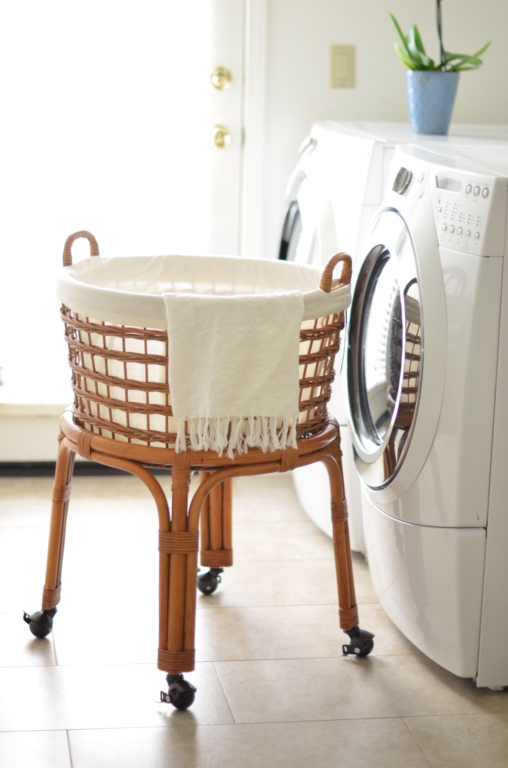 Rolling Wicker Laundry Basket and Hamper with Fabric Liner and Stand