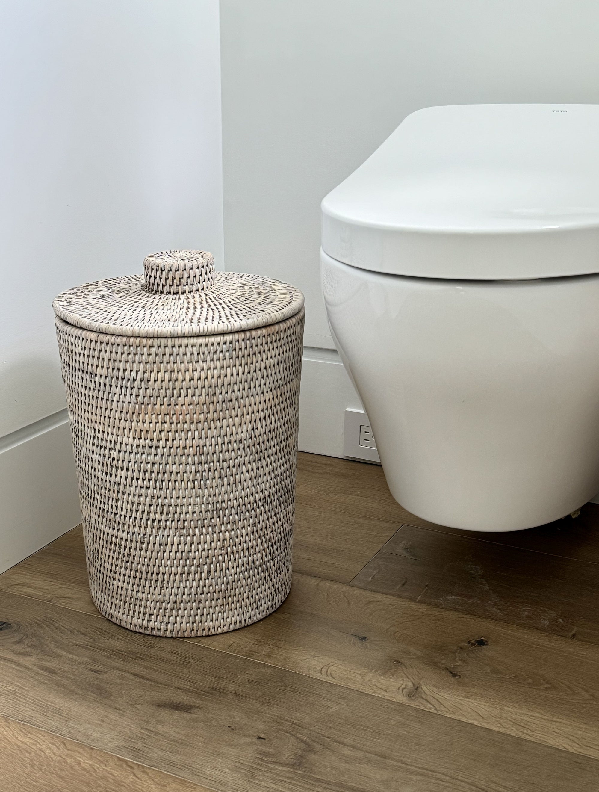 La Jolla Rattan Round Waste Basket with Plastic Insert & Lid