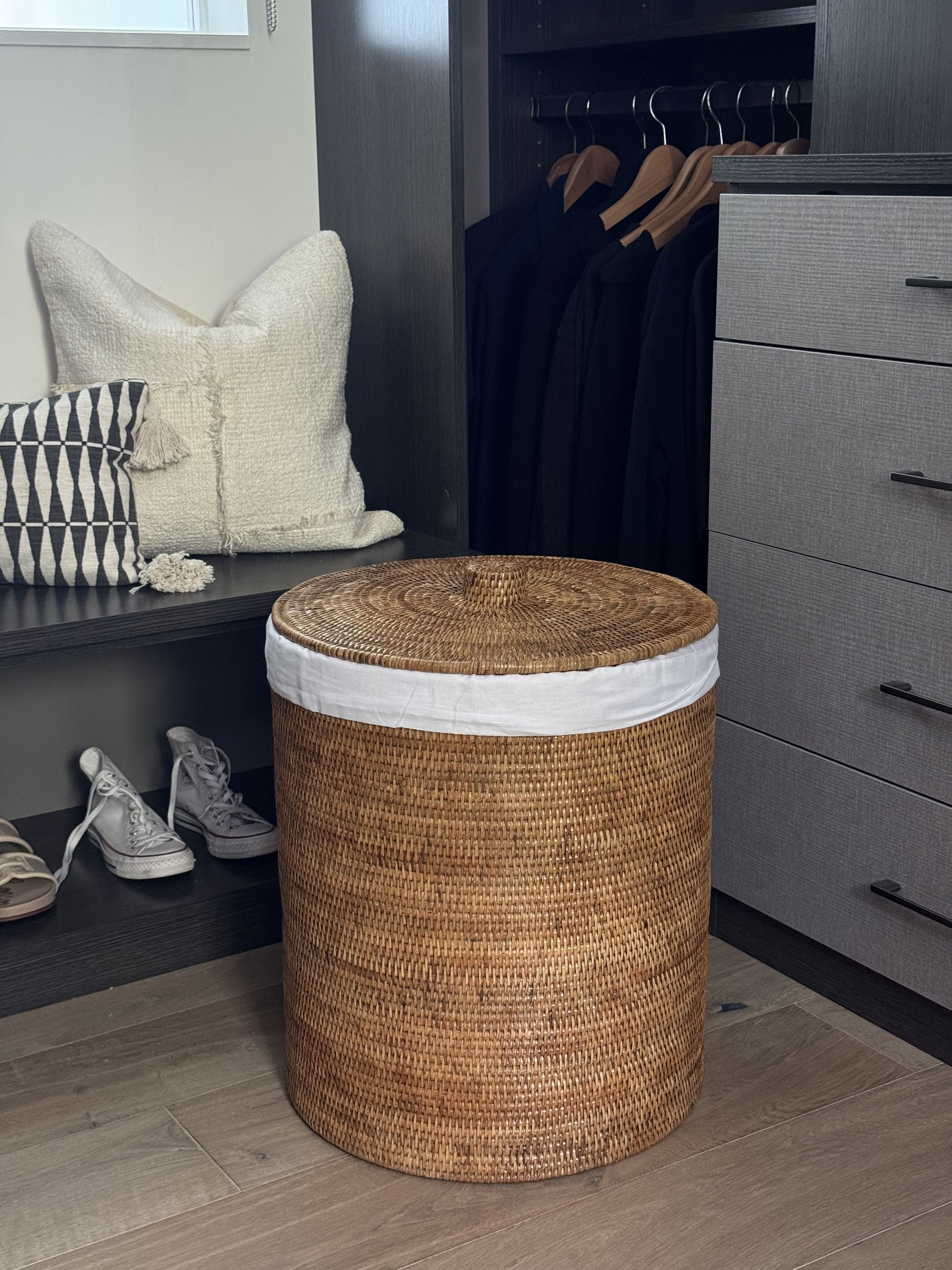 La Jolla Round Rattan Clothes Hamper & Laundry Basket with  Liner and Lid, 1 Large Load