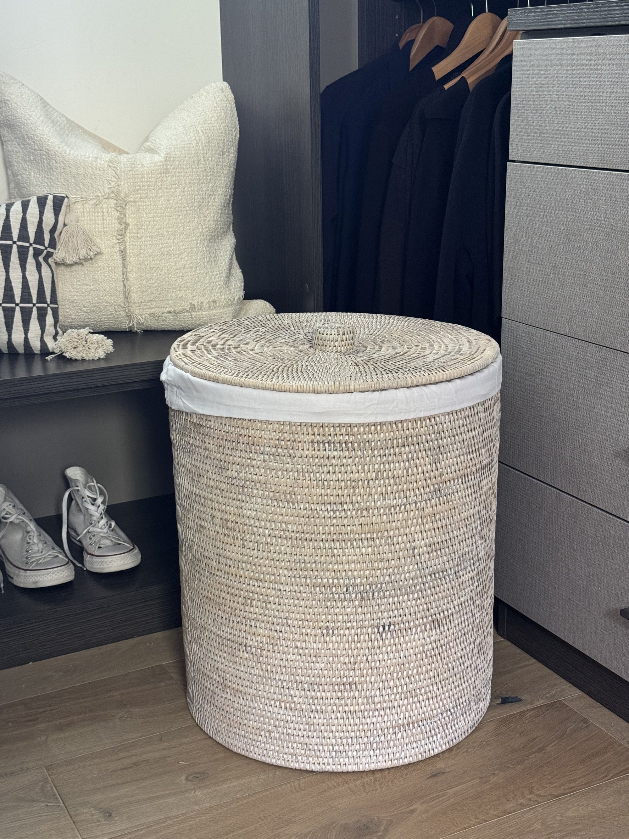 La Jolla Round Rattan Clothes Hamper & Laundry Basket with  Liner and Lid, 1 Large Load
