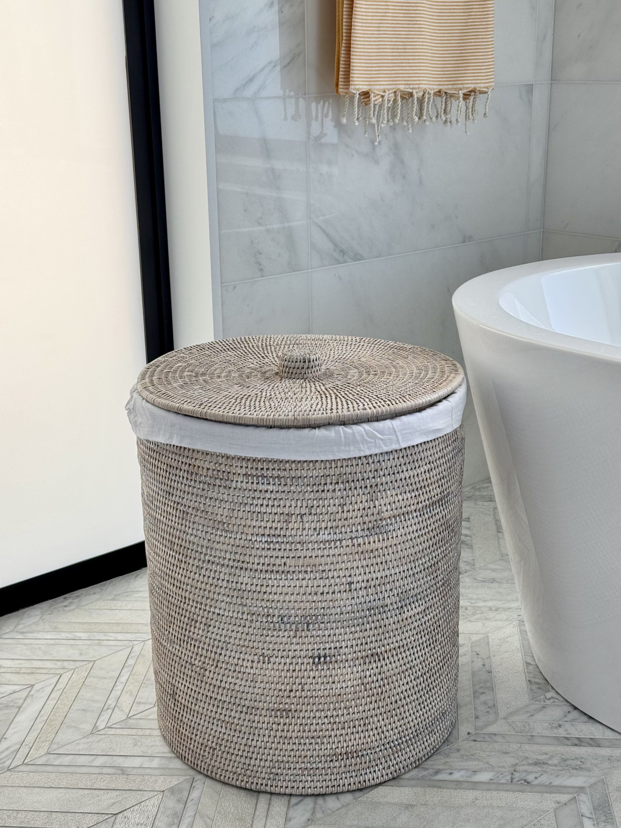 La Jolla Round Rattan Clothes Hamper & Laundry Basket with  Liner and Lid, 1 Large Load