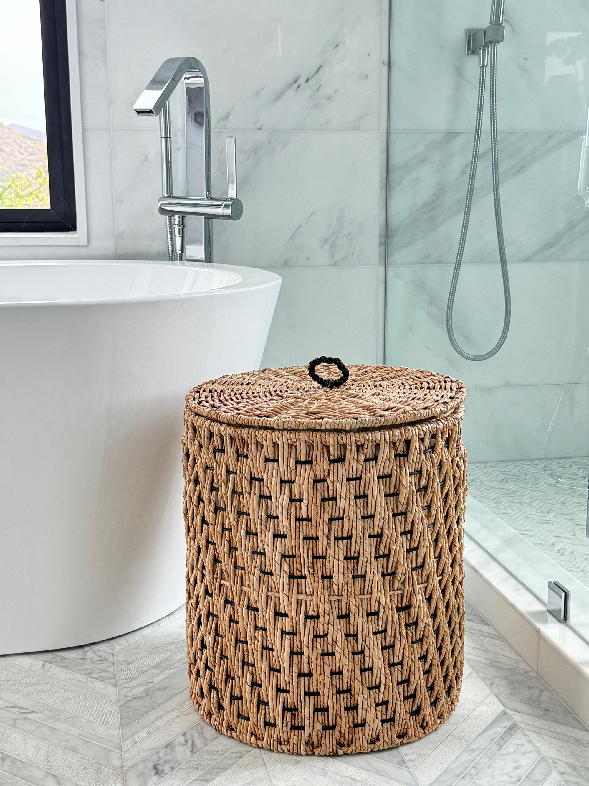 Round Lidded Vertical Weave Seagrass Laundry and Storage Basket with Liner
